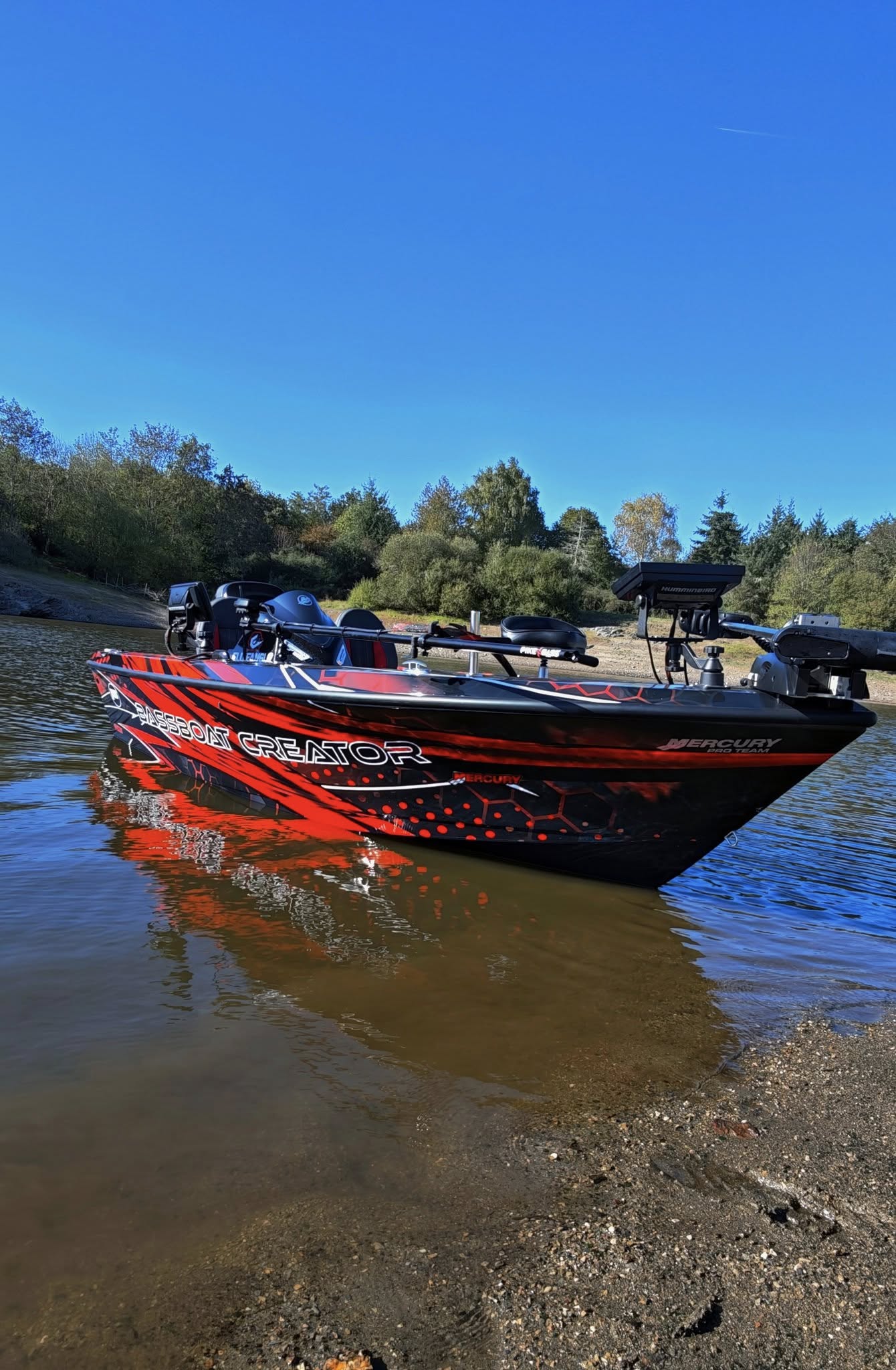 Bass boat tournament rouge sur lac